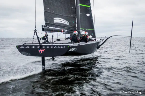Voilier de course naviguant en mer