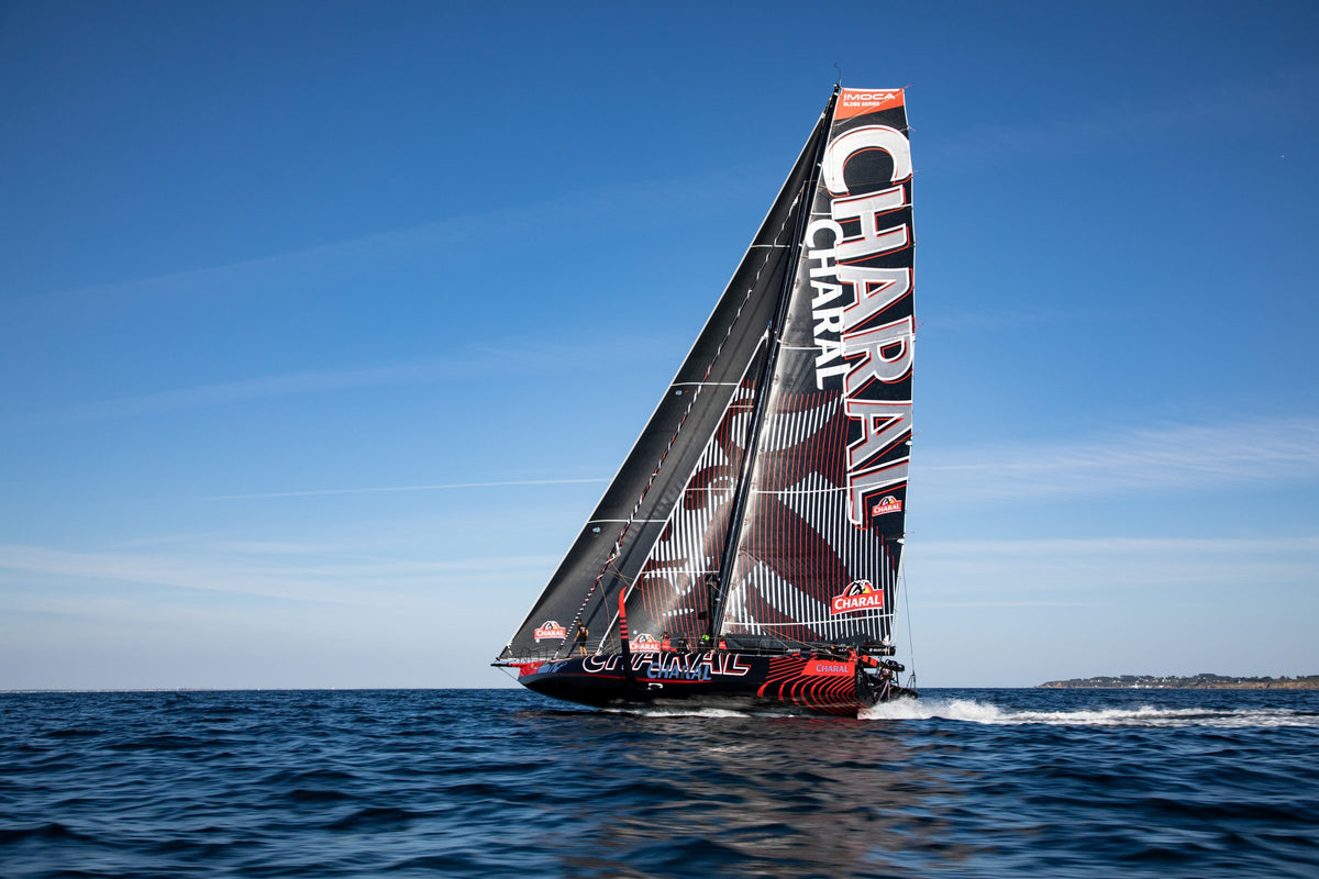 IMOCA Charal 2 en navigation sous ses voiles noires et rouges en 2022, photo Gauthier Lebec / Charal Sailing Team