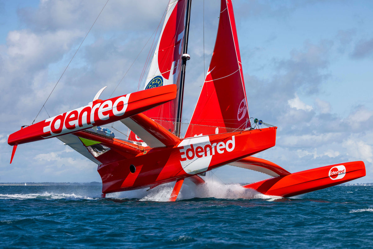 Ocean Fifty Edenred 5 en navigation sous ses voiles rouges, photo Jean-Marie Liot / Alea