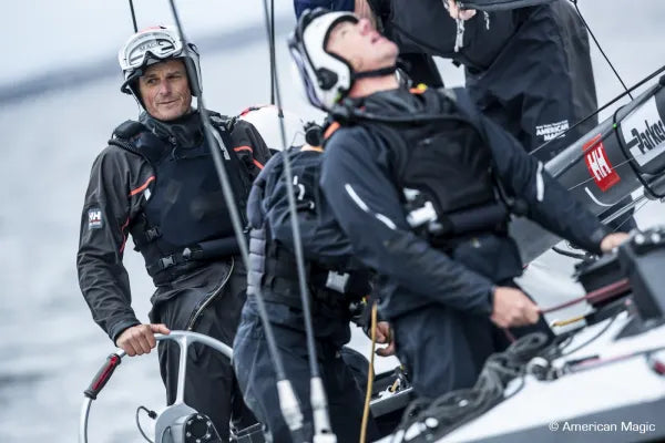Équipage à bord d’un voilier de course