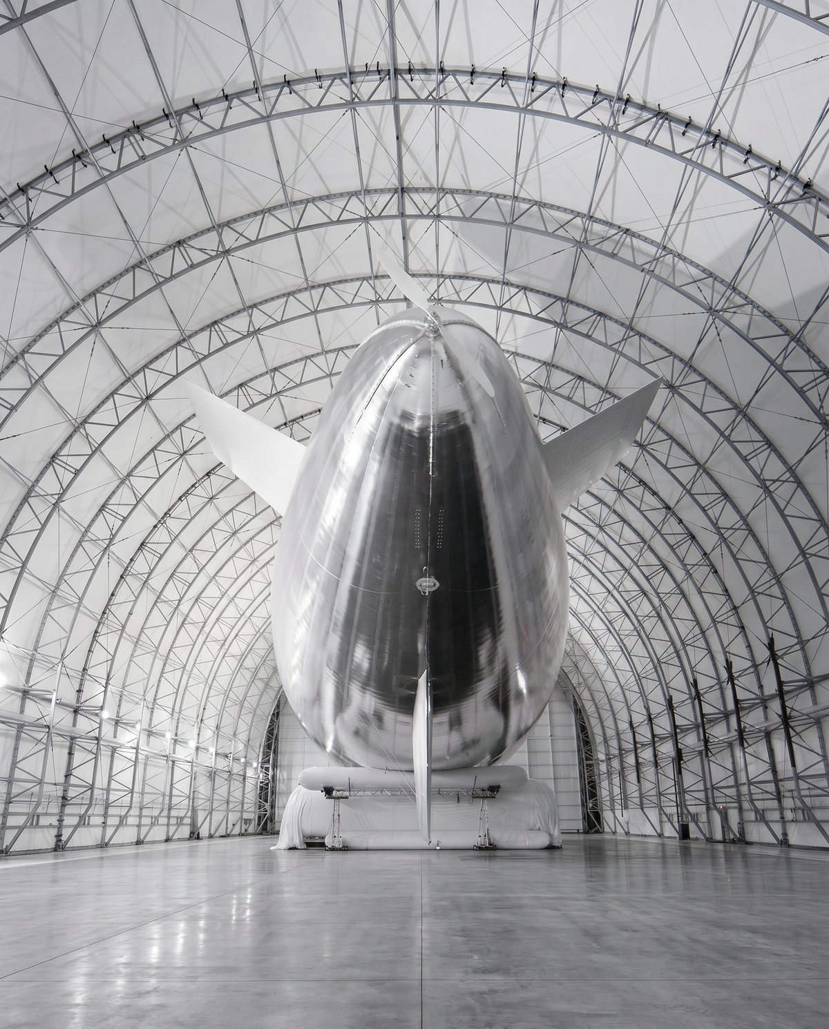 Dirigeable dans un hangar aéronautique