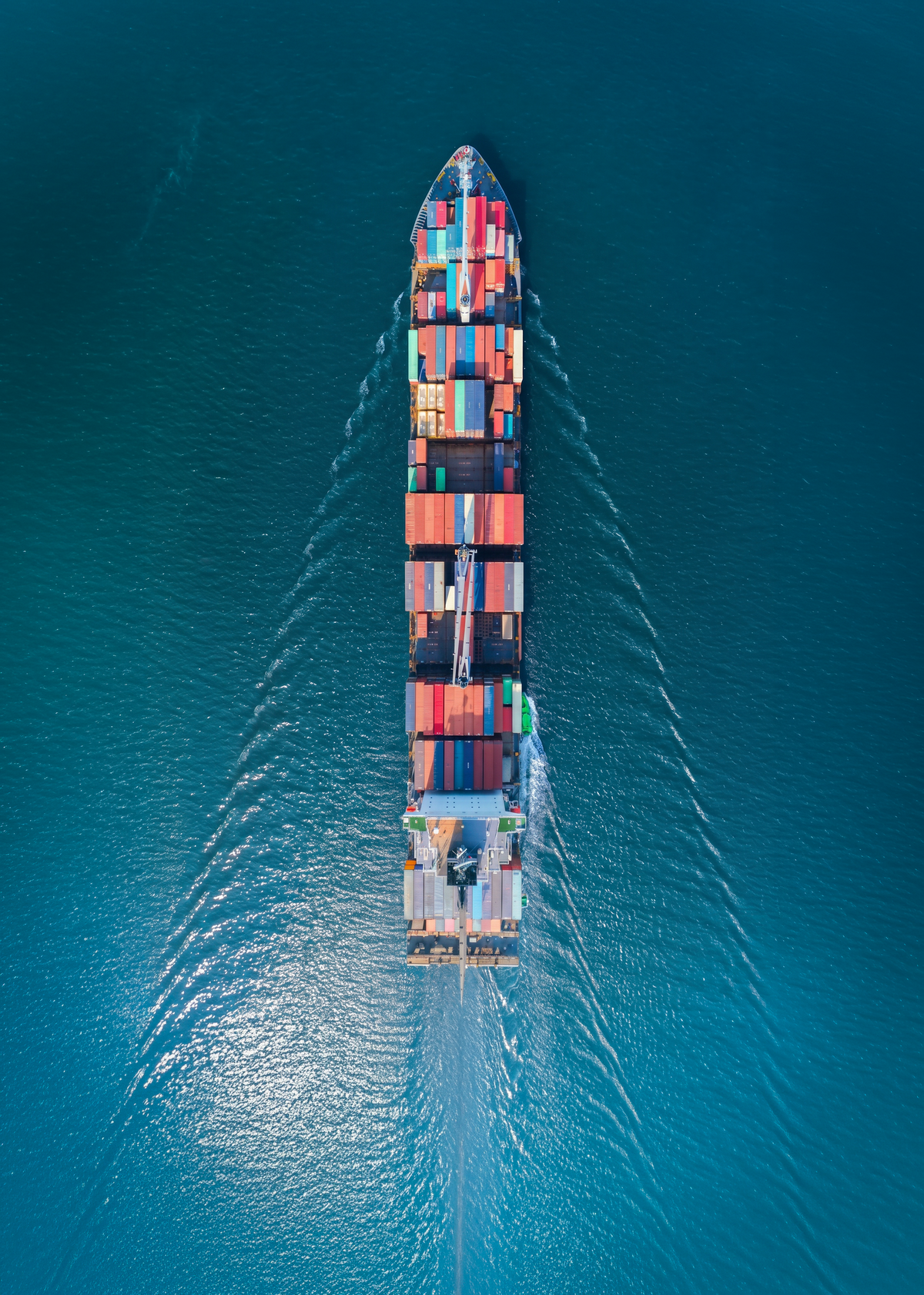 Porte-conteneurs vu du ciel en mer
