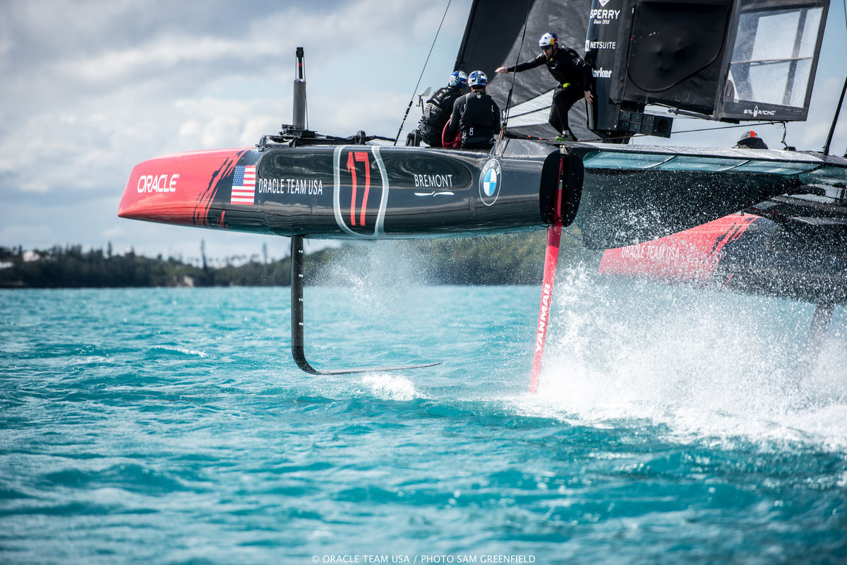 Voilier de course ORACLE TEAM USA en navigation