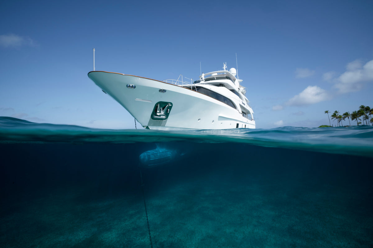 Yacht de plaisance naviguant en mer