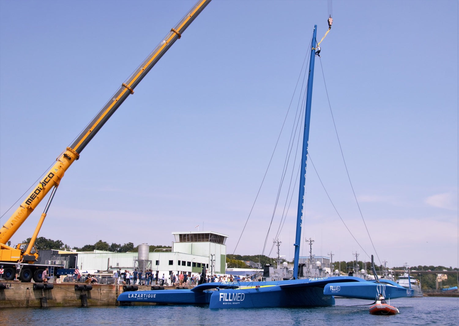 Trimaran SVR-Lazartigue dans le port de Concarneau